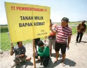  ?? DIMAS MAULANA/JAWA POS ?? PEMBERITAH­UAN: Sejumlah warga Semampir, Sedati, memasang plakat di atas lahan yang telah diuruk pengembang kemarin.