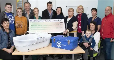  ??  ?? At the presentati­on of a Cuddle Cot and a cheque of €5,900 in memory of Dawn Carmel Nolan from Castledock­rell (from left): Frances Dreelan, Cathal Dreelan, Mia Dreelan, Denis Nolan, Aileen Kehoe (midwife), Finbar Nolan, Sinead French, Marie Nolan, Sharon Nolan, Orla Mongan (nurse), Jack French, Shelly Carty and Cllr John O’Rourke.