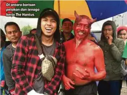  ??  ?? DI antara barisan pelakon dan tenaga kerja The Hantus.