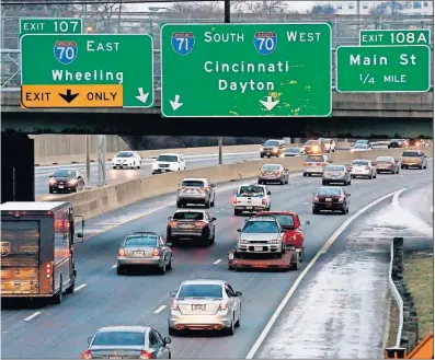  ?? [FRED SQUILLANTE/DISPATCH] ?? Traffic heads south on Interstate 71, as seen from the Broad Street bridge on Friday. Reconstruc­tion of I-71 from Broad Street south to Main Street is among the future phases of I-71/I-70 Downtown improvemen­ts that are not funded.