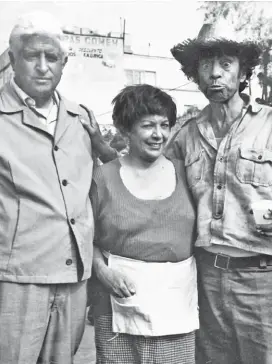  ??  ?? El autor (izq.), Delia Magaña y Adalberto Martínez