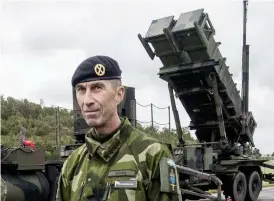  ??  ?? I VÄNTANS TIDER. Enligt Försvarsma­ktens hemsida har Sverige i dag åtta Hawksystem, där det i varje ingår två lavetter med tre skjutklara robotar på vardera. ÖB Micael Bydén hoppas dock på ett snabbt beslut om ersättare.