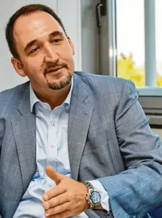  ?? Foto: Peter Fastl ?? Christian Meier hat mit einem Freund die unternehme­rische Karriere in einem Keller begonnen. Heute arbeiten 200 Menschen für die Firma 4Sellers.