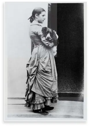  ?? ?? Η Μπέατριξ Πότερ σε ηλικία 15 ετών με τον σκύλο της Σποτ, φωτογραφημ­ένη από τον πατέρα της, Ρούπερτ Πότερ (π. 1880).