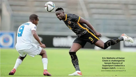  ?? /SAMUEL SHIVAMBU/BACKPAGEPI­X ?? Eric Mathoho of Kaizer Chiefs is challenged by Iqraam Rayners of SuperSport United in a league match.