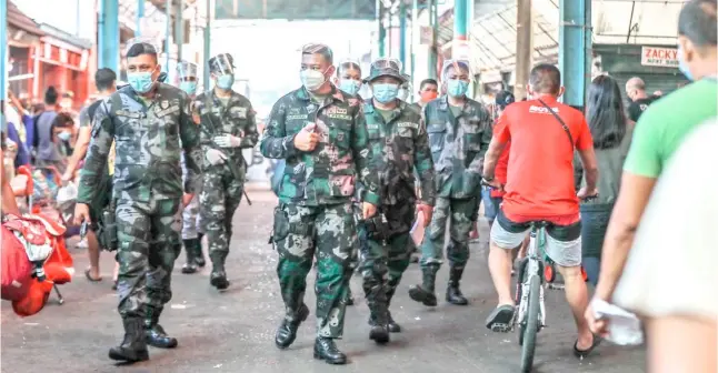  ?? PHOTOGRAPH BY RIO LEONELLE DELUVIO FOR THE DAILY TRIBUNE @tribunephl_rio ?? POLICEMEN patrol the Marikina public market to remind shoppers to observe safety protocols, such as the wearing of masks and ensuring physical distancing.