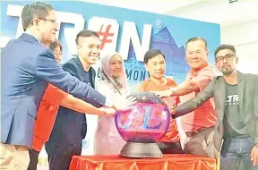  ??  ?? PERASMIAN UNICEF Borneo Marathon 2019 dan Outlet Ultron di Kota Kinabalu.