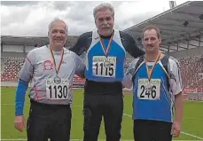  ?? FOTO: PRIVAT ?? Hartwig Vöhringer (links) sorgte für die einzige Medaille des kleine Teams aus Essinger Athleten bei der diesjährig­en Seniorenme­isterschaf­t in Erfurt.