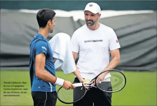  ??  ?? Novak Djokovic charla con el exjugador Goran Ivanisevic, uno de sus técnicos, en un entrenamie­nto.