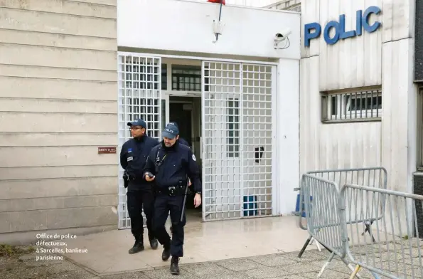  ??  ?? Office de police défectueux, à Sarcelles, banlieue parisienne