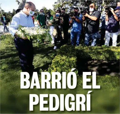  ?? RAFAEL PACHECO ?? Figueres inició el día visitando la tumba de su papá en La Lucha. Golpe emotivo.