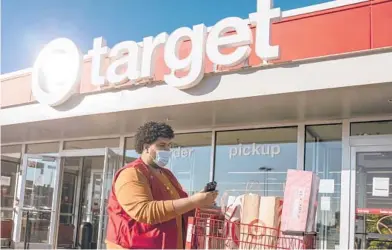  ?? AMR ALFIKY/THE NEW YORK TIMES ?? A Target employee delivers a curbside pickup order to a customer in September 2020 in the Bronx. The Biden administra­tion has called on major companies to help fight the pandemic. Big chains want to get past the holiday staffing crunch first.