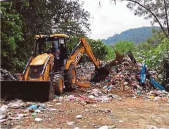  ?? PIC BY FARAH SUHAIDAH
OTHMAN ?? The garbage disposal site on Jalan
Kuala KangsarSun­gai Siput.