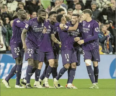  ?? FOTO: SIRVENT ?? El Real Madrid ganó al Athletic en el Bernabéu y sigue firme en el liderato del campeonato liguero