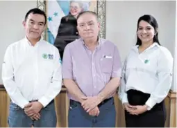  ?? ?? Carlos Arturo Bueso, ministro gerente de la ENP, junto al gerente de Logística de Cenosa, Jorge Molina, y la jefe de Marca, Beverly Rivera.