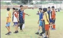  ?? HT PHOTO ?? Surendra Sharma with the kids.