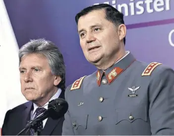  ??  ?? ► El comandante en jefe del Ejército, general Ricardo Martínez, y el ministro de Defensa, Alberto Espina, condenaron ayer lo ocurrido en Calama.