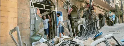  ?? Foto: Marwan Naamani, dpa ?? Vor den Trümmern ihrer Existenz: Die Einwohner Beiruts sind Kummer gewohnt. Doch die Explosion im Hafen der Stadt am Mittelmeer war so mächtig, dass sie alles in den Schatten stellt, was die Menschen bislang erlebt haben.