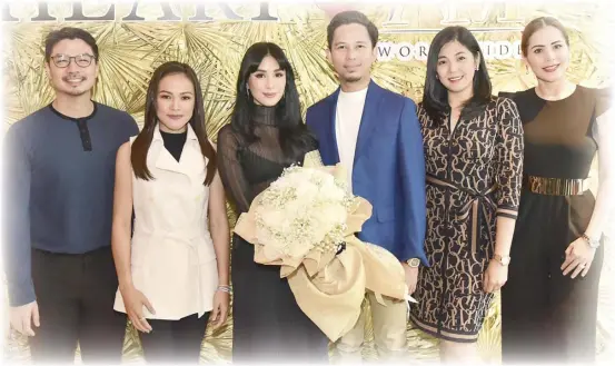  ??  ?? HEART Evangelist­a (third from left), brand ambassador of IAM Worldwide, with GMA Artist executive Simoun Ferrer (extreme left) and IAM WorldWide executives Aika Uy (second from left), Allen Eder, Joanne Mañego and Maritoni Fernandez.