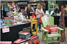  ?? STAFF FILE PHOTO BY DOUG STRICKLAND ?? Shoppers peruse the goods at last year's HoHo Expo, a holiday shopping extravagan­za presented by the Chattanoog­a Times Free Press. This year's expo is next Saturday and Sunday.