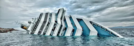  ?? (Massimo Sestini) ?? Naufragio La Costa Concordia a picco nelle acque dell’Isola del Giglio il 16 gennaio 2012, tre giorni dopo essere affondata