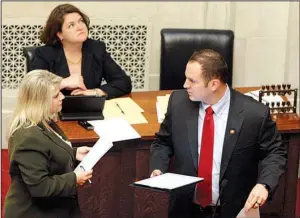  ?? Arkansas Democrat- Gazette/ JEFF MITCHELL ?? Republican Sens. Linda Collins- Smith of Pocahontas and Trent Garner of El Dorado talk Thursday on the Senate fl oor about pulling the campus- guns bill from considerat­ion. Sitting behind them is Cindy Herron, Senate assistant public informatio­n officer.