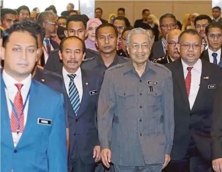  ?? PIC BY AHMAD IRHAM MOHD NOOR ?? Prime Minister Tun Dr Mahathir Mohamad attending the second series of meetings with the civil servants in Putrajaya yesterday. With them is Chief Secretary to the Government Datuk Seri Dr Ismail Bakar (second from left).