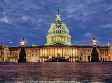  ??  ?? Dunkle Wolken über dem Capitol in Washington: Der amerikanis­che Staatsappa­rat stand bereits still, bevor sich die Parteien auf einen Kompromiss einigten.