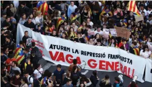  ??  ?? Demonstrat­ioner finder sted flere steder i Catalonien, her ved universite­tet i Barcelona. Foto:
Jon Nazca /Reuters