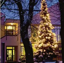  ?? Archivfoto: Rose Böttcher ?? Adventssti­mmung vor dem Rathaus in Senden.