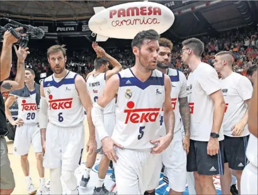  ??  ?? CONTRA LAS CUERDAS. Carroll, Nocioni, Reyes, Rudy y Taylor tienen que ganar hoy para forzar el quinto duelo, si no el Valencia será campeón.