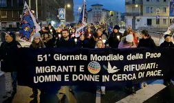  ??  ?? Fiaccolata Tradiziona­le il corteo di preghiera e riflession­e in centro città