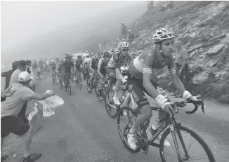  ?? PHILIPPE LOPEZ AGENCE FRANCE-PRESSE ?? Fabio Aru, Romain Bardet et George Bennett ont mené jeudi une échappée sous les encouragem­ents des amateurs au cours de la 12e étape du Tour de France entre Pau et Peyragudes.
