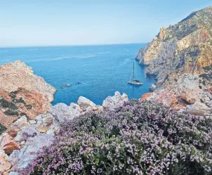  ?? [Teresa Schaur-Wünsch] ?? Eine unbewohnte Insel mit Blick auf das „eigene“Boot (oben). Rechts: Leichte Schräglage. Skipper Christos fühlt sich bei jeder Windstärke wohl.