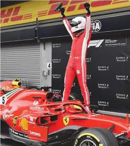  ??  ?? Sebastian Vettel comemora vitória na Bélgica em cima de sua Ferrari