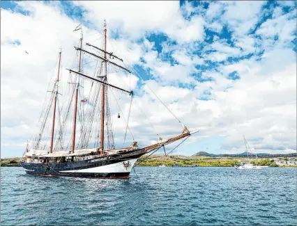  ?? ?? Travesía El centenario barco a vela neerlandés Oostersche­lde en Islas Galápagos que recrea al expedición.