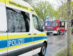  ?? ?? Auch das Unfallaufn­ahme-team der Paderborne­r Polizei ist auf dem Kleinen Hellweg (K37) bei Salzkotten im Einsatz.