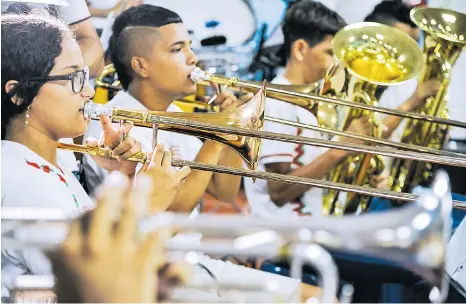  ?? FOTOS ORLANDO AMADOR ?? Niños de Soledad y Malambo integran la orquesta en la que aprenden no solo a sentir la música, sino a ser mejores ciudadanos.