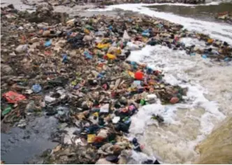  ??  ?? 中国现阶段城市垃圾处­理能力不足，垃圾渗滤液产量高、处理难度大。本刊资料图