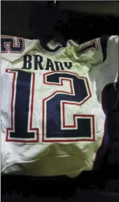  ?? THE ASSOCIATED PRESS ?? This photo released by MAGO on Tuesday, March 21, 2017 shows Tom Brady’s Super Bowl LI jersey after it was recovered by authoritie­s in Mexico City.