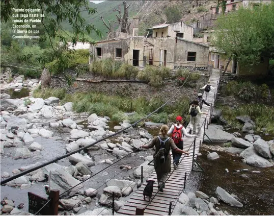  ??  ?? Puente colgante que llega hasta las ruinas de Pueblo Escondido, en la Sierra de Los Comechingo­nes.