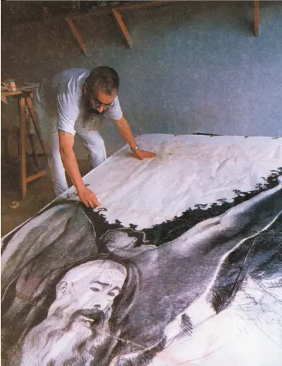  ??  ?? En su estudio, Rodrigo Arenas Betancourt dibuja a lápiz sobre papel mantequill­a el autorretra­to Memoria de El Uvital (1982-1984).