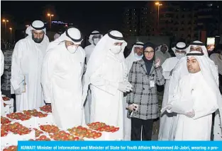  ??  ?? KUWAIT: Minister of Informatio­n and Minister of State for Youth Affairs Mohammed Al-Jabri, wearing a protective facemask, is seen during a tour of Andalus vegetable market. —Photo by Fouad Al-Shaikh