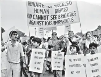  ?? PTI FILE ?? ■
Kashmiri Hindu migrants during a protest rally in New Delhi on August 21, 1990.