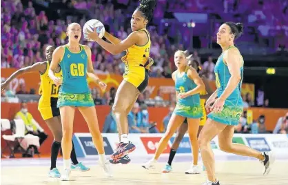  ?? COURTESY OF BIRMINGHAM­2022.COM ?? Jamaica’s Adean Thomas (centre) wins the ball in front of Australia’s Ashleigh Brazill (right) during the netball competitio­n’s gold medal match on day 10 of the 2022 Commonweal­th Games in Birmingham, England on Sunday.