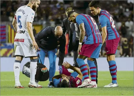  ?? FOTO: PEP MORATA ?? El Kun Agüero, durante el partido ante el Alavés. Sufrió “un episodio de malestar torácico” que se concretó en una arritmia
