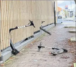  ?? Picture: Sally-ann Ward ?? Electric scooters strewn across the pavement in Station Road West