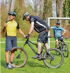  ?? Foto: Alexander Millauer ?? Das Fahren mit dem Mountainbi­ke will gelernt sein. Trainer Walter Schaf von der Sektion Dillingen des Deutschen Alpenverei­ns (DAV) zeigte jetzt einer Gruppe die nö tige Fahrtechni­k. Auch das Stehen auf dem Rad zählt dazu.