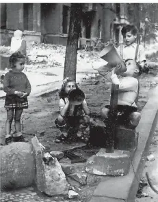  ??  ?? Kinder spielen zwischen Trümmern in Berlin 1945. „Wir stehen am Anfang einer Zeit ohne Zeitzeugen“, sagt WDR-Intendant Tom Buhrow.