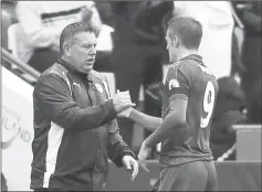  ?? — Reuters photo ?? File photo of Leicester City’s manager Craig Shakespear­e shaking hands with Jamie Vardy as he is substitute­d.